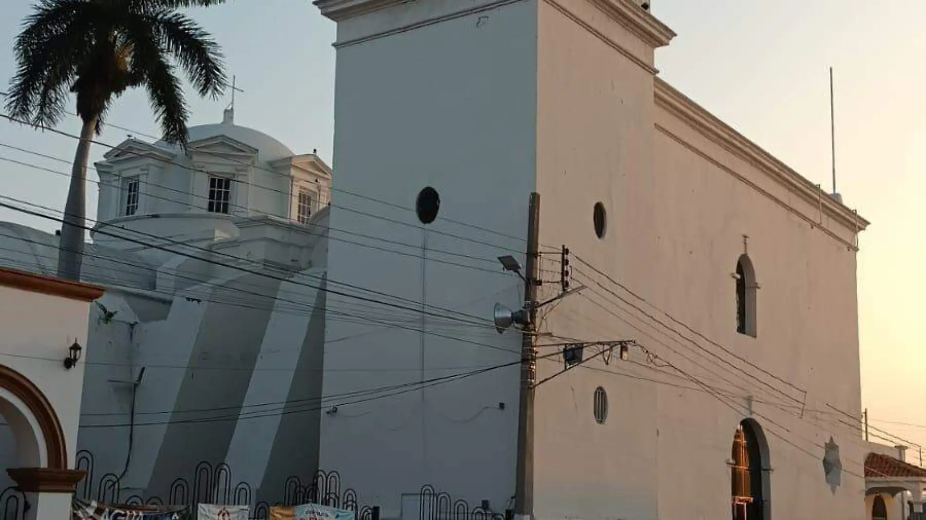 Grandes y extensas columnas sostienen al templo católico